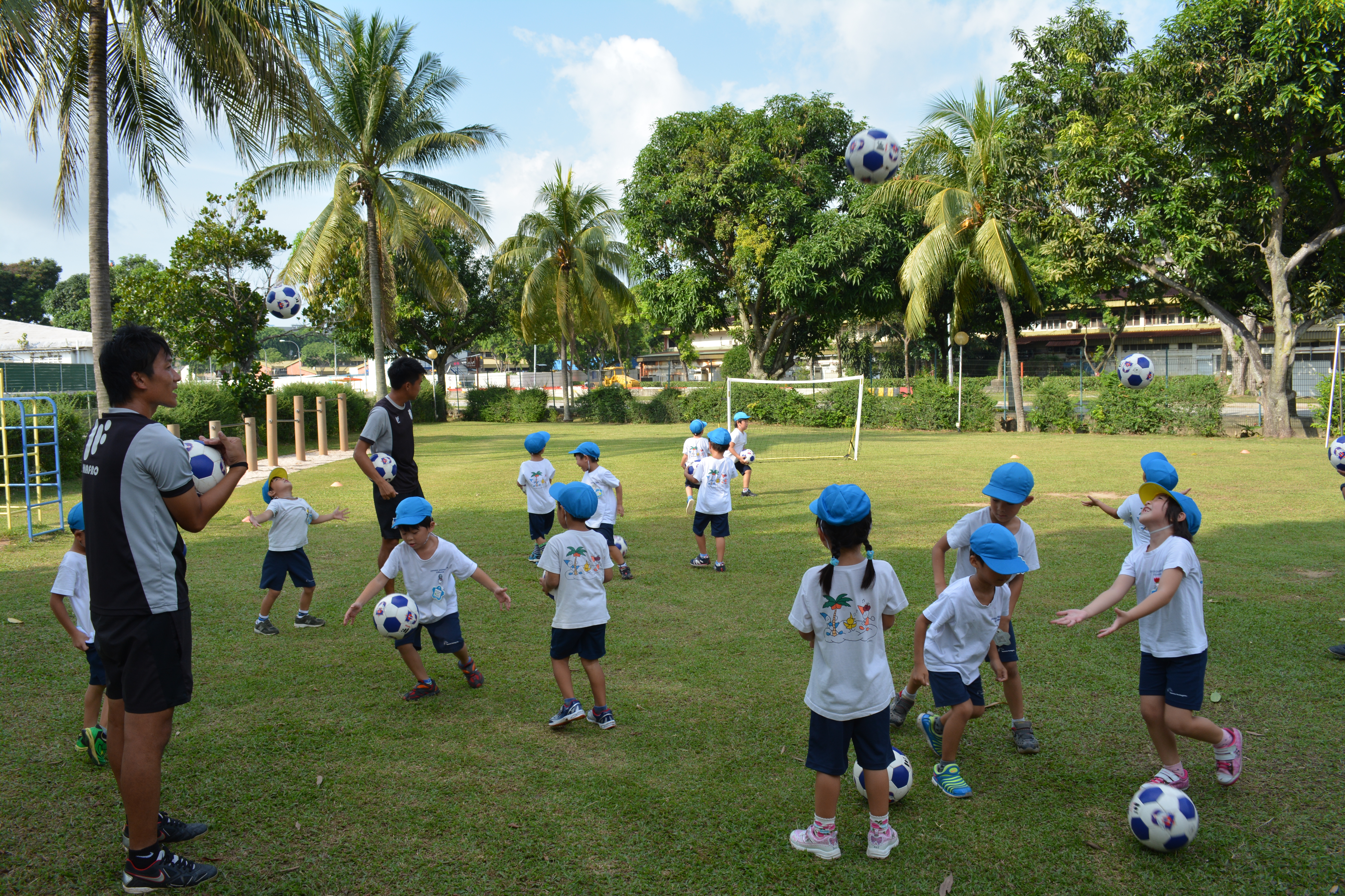 シンガポール日本人幼稚園にてサッカー教室を開催しました